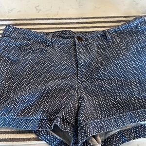 GAP Women's Blue and White Patterned Shorts - Size 8